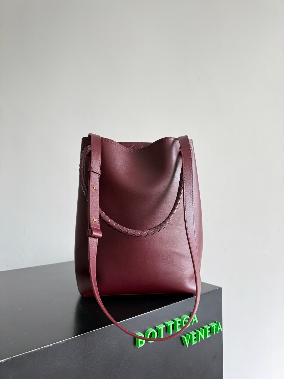 BOTTEGA VENETA2025新品Andiamo水桶包
这只包包是采用了丝滑的小牛皮革🐂，Intrecciato编织内部口袋，独特又吸睛！简约流畅的水桶包型，经典又百搭，不管是搭配简约的基础款，还是时髦的个性穿搭，它都能💯适配，轻松提升整体造型的时尚感~金色绳结🪢点缀编织亮点，风里桂花香，宣告着秋日讯息✉️宝子们买包一定要认准三条：🎨颜值即正义🧵工艺超绝👜实用度拉满
款号：844169
尺寸：24*34*12cm