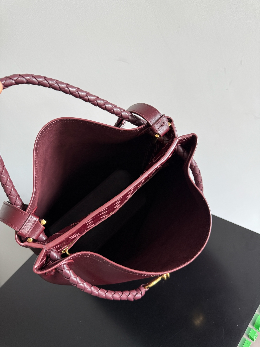 BOTTEGA VENETA2025新品Andiamo水桶包
这只包包是采用了丝滑的小牛皮革🐂，Intrecciato编织内部口袋，独特又吸睛！简约流畅的水桶包型，经典又百搭，不管是搭配简约的基础款，还是时髦的个性穿搭，它都能💯适配，轻松提升整体造型的时尚感~金色绳结🪢点缀编织亮点，风里桂花香，宣告着秋日讯息✉️宝子们买包一定要认准三条：🎨颜值即正义🧵工艺超绝👜实用度拉满
款号：844169
尺寸：24*34*12cm