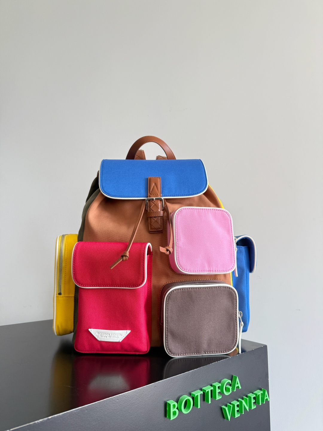 NO:701255,Special grade original leather BOTTEGA VENETA's new Crossroad multi-pocket backpack. Open the main compartment, and the layered structure further expands the storage dimension, so that work documents and daily goodies can be found in their own places. Not only can it be stored, but its style is also very recognizable. The dopamine color matching + nylon material, happiness directly overflows from the vitality of the collision of the colors on the screen. Carrying it out will immediately turn heads and the happiness factor will be full~ It turns out that some bags are born in this world just to bring you happiness.  Style No. 837377 Size 31*42*14cm, special BV, bottega veneta, bottega veneta, backpacks19860909特级 原厂皮 BOTTEGA VENETA新品Crossroad多口袋背包 打开主仓,分层结构进一步拓展收纳维度,让工作文件与日常好物各得其所.不止收纳能打,风格也极具辨识度.多巴胺配色＋尼龙材质,快乐直接溢出屏幕色彩碰撞出的活力感,背着它出门,回头率直接爆表,快乐因子瞬间拉满~原来有的包包来到这个世界上就是为了给你带来快乐 款号837377 尺寸31*42*14cm,特级BV,bottega veneta,bottega veneta,backpacks,Bag