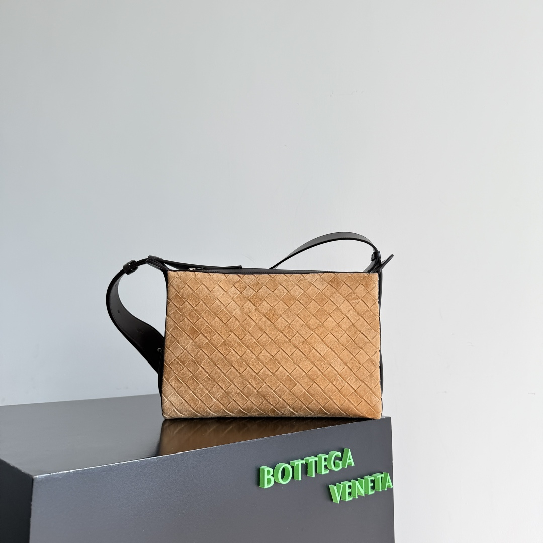 NO:617936,Special BOTTEGA VENETA new woven Tribeca handbag  Double zipper design + super clear inner layering, sufficient capacity without clutter; small items can be stored in an orderly manner for daily commuting and short trips. Equipped with a comfortable wide shoulder strap, it can be worn on the shoulder, cross-body, or in the hand. The carrying method is super flexible, casual cross-body carry, and capable hand carry. It is easy to adjust the style for different occasions. It can be worn for work, commuting or weekend leisure, and it can also be used as a travel bag if it is full of practicality!  Model No. 836016 Size 30.5*20*9cm Color suede amber brown/black brown, special BV, bottega veneta, bottega veneta, travel bags19860909特级 BOTTEGA VENETA新品编织Tribeca手提包 双拉链设计+内里分层超清晰,容量够还不乱糟糟；日常通勤、短途出行,小物件都能有序收纳搭配舒适宽肩带,单肩、斜挎、手拿随心换,背法超灵活,斜挎随性、手拎干练,轻松拿捏不同场合格调上班通勤或周末休闲都能穿出高级感,实用度直接拉满做旅行包包也可以！ 款号836016 尺寸30.5*20*9cm 颜色反绒琥珀棕/黑棕,特级BV,bottega veneta,bottega veneta,travel bags,Bag
