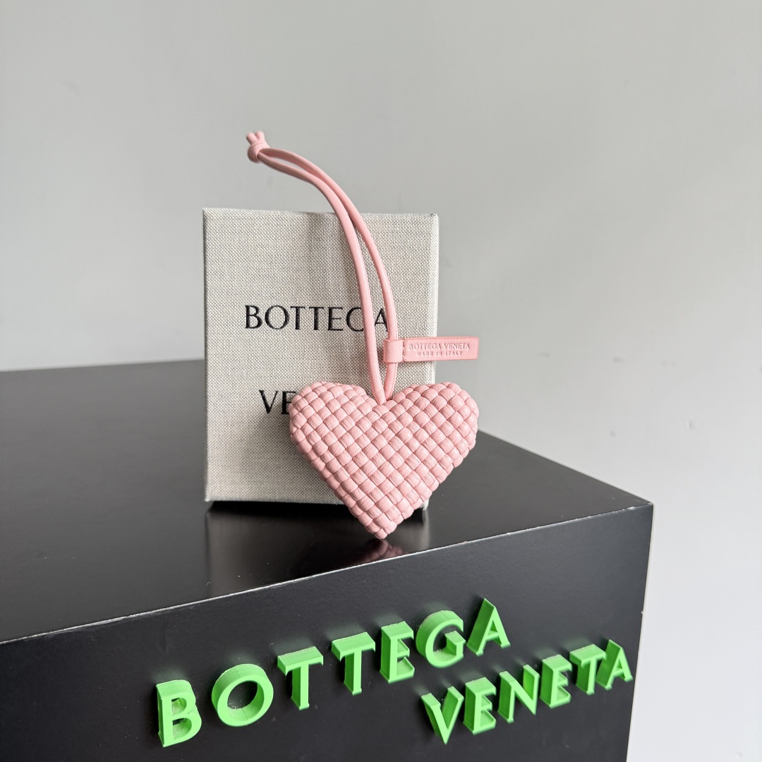 NO:701261,Special-grade Bottega Veneta's new love pendant. No one can resist BV's woven heart-shaped pendant!  Nappa leather is hand-woven, and the heart-shaped shape is cute and high-end. Paired with a leather lanyard of the same color, it can be hung on a bag or used as a keychain, instantly upgrading the look of your outfit!  The weaving texture is super delicate, and every stitch is the care of BV craftsmen~ It is small but very eye-catching. Whether it is paired with a large bag or a small satchel, it can be the finishing touch, and the attention to detail is directly locked!  I accept BV’s “heart”!  Style number 844701, special BV, bottega veneta, bottega veneta, satchels, keychain19860909特级 Bottega Veneta新款爱心挂坠 没人能抵挡住BV这颗编织心形包挂！Nappa皮革手工编织,心形造型可爱又高级,搭配同色系皮革挂绳,挂在包包上或当钥匙扣 ,瞬间让穿搭质感up up！编织纹理超级细腻,每一针都是BV工匠的用心~小小一只却很吸睛,不管是配大包还是小挎包,都能成为点睛之笔,细节控直接锁死！BV这颗 “心” 我收下了！ 款号844701,特级BV,bottega veneta,bottega veneta,satchels,keychain,Bag
