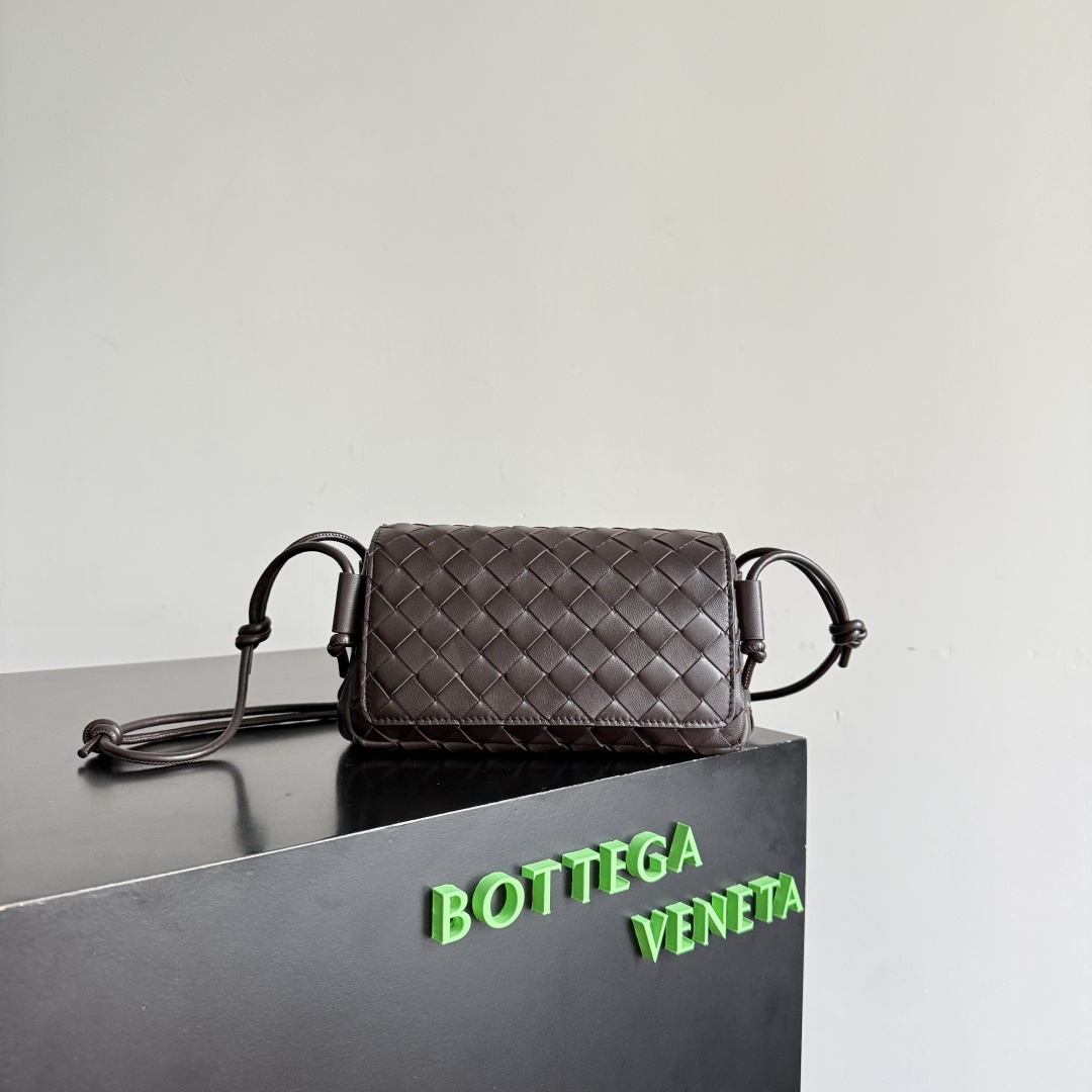 NO:659209,Special grade original leather Bottega Veneta's new early spring product is here. The super cute little bag captures my heart every time. This simple little bag that can be carried on the back at any time is really convenient. The surprise of this Notturno clutch lies in the three independent spaces inside. Babies with a lot of belongings must be able to sympathize with the tiring feeling of searching for a long time every time to find something. This divided zone design simply captures my heart. Style No. 843893  Size 21*11*9cm color black brown, premium BV, bottega veneta, bottega veneta, bottega veneta, handbag19860909特级 原厂皮 Bottega Veneta葆蝶家早春新品来啦 超可爱的小包每次都精准拿捏到我的心,这种简简单单随时背上就能走的小包真的太方便了,这款Notturno手拿包的惊喜还在于内里的三个独立空间,随身物品多的宝宝一定很能共情每次找物品都翻半天的心累感,这种划分区域的设计简直一下俘获我的心 款号843893 尺寸21*11*9cm 颜色黑棕色,特级BV,bottega veneta,bottega veneta,bottega veneta,handbag,Bag
