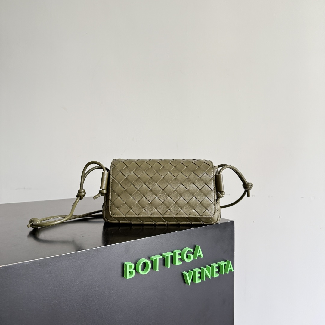 NO:659210,Special grade original leather Bottega Veneta's new early spring product is here. The super cute little bag captures my heart every time. This simple little bag that can be carried on the back at any time is really convenient. The surprise of this Notturno clutch lies in the three independent spaces inside. Babies with a lot of belongings must be able to sympathize with the tiring feeling of searching for a long time every time to find something. This divided zone design simply captures my heart. Style No. 843893  Size 21*11*9cm color earthy brown, premium BV, bottega veneta, bottega veneta, bottega veneta, handbag19860909特级 原厂皮 Bottega Veneta葆蝶家早春新品来啦 超可爱的小包每次都精准拿捏到我的心,这种简简单单随时背上就能走的小包真的太方便了,这款Notturno手拿包的惊喜还在于内里的三个独立空间,随身物品多的宝宝一定很能共情每次找物品都翻半天的心累感,这种划分区域的设计简直一下俘获我的心 款号843893 尺寸21*11*9cm 颜色泥土棕,特级BV,bottega veneta,bottega veneta,bottega veneta,handbag,Bag