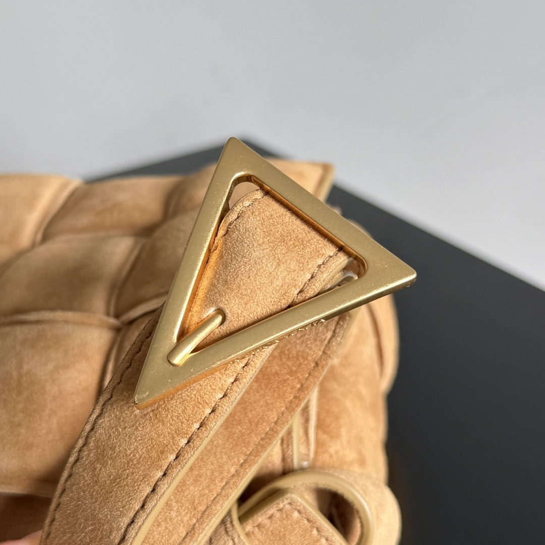 BV Cassette bag麂皮卡带包枕头包 胖胖的卡带超可爱，这一系列超级时髦洋气，手感软软的超好 