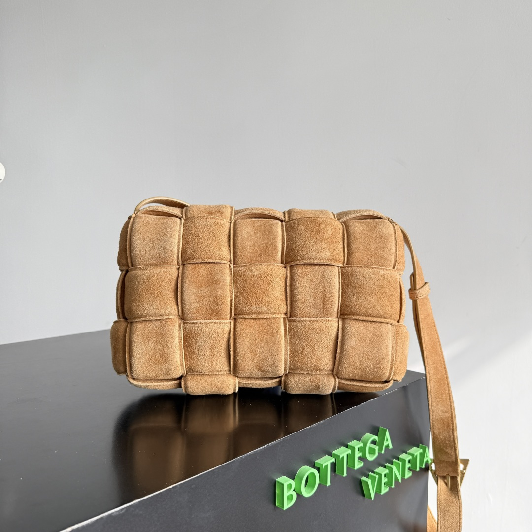 BV Cassette bag麂皮卡带包枕头包 胖胖的卡带超可爱，这一系列超级时髦洋气，手感软软的超好 