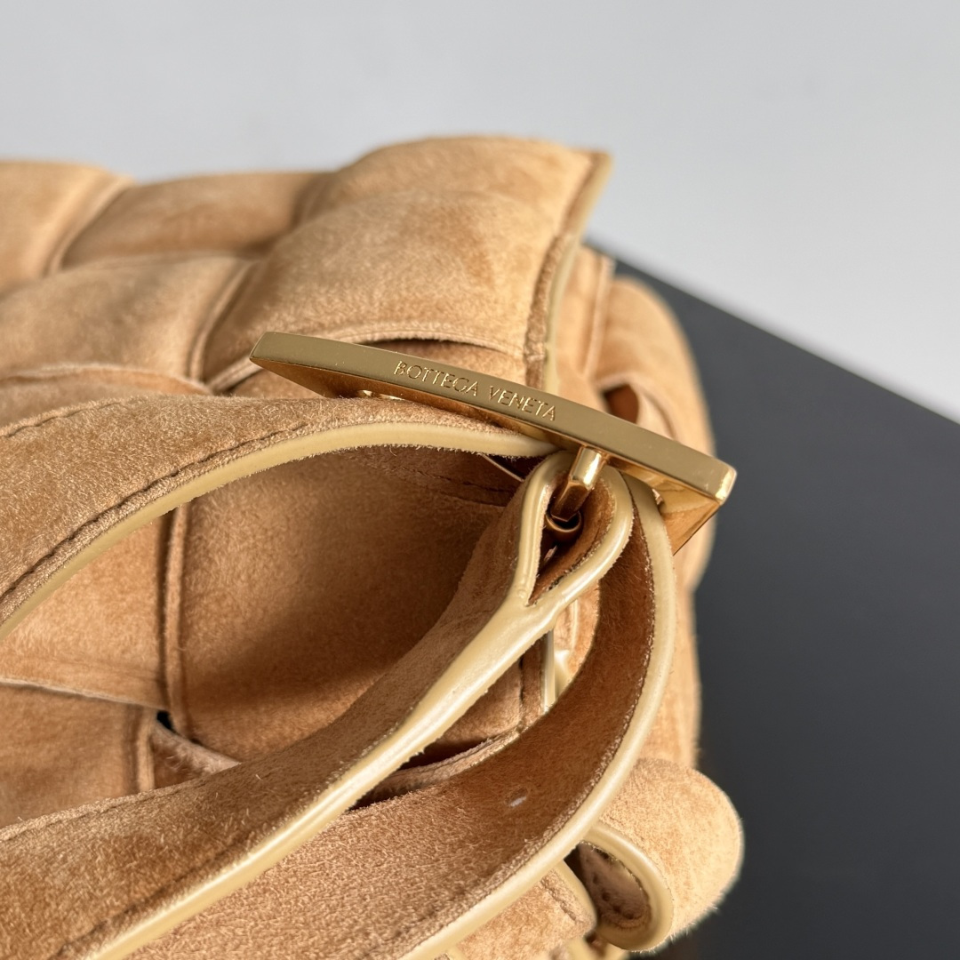 BV Cassette bag麂皮卡带包枕头包 胖胖的卡带超可爱，这一系列超级时髦洋气，手感软软的超好 