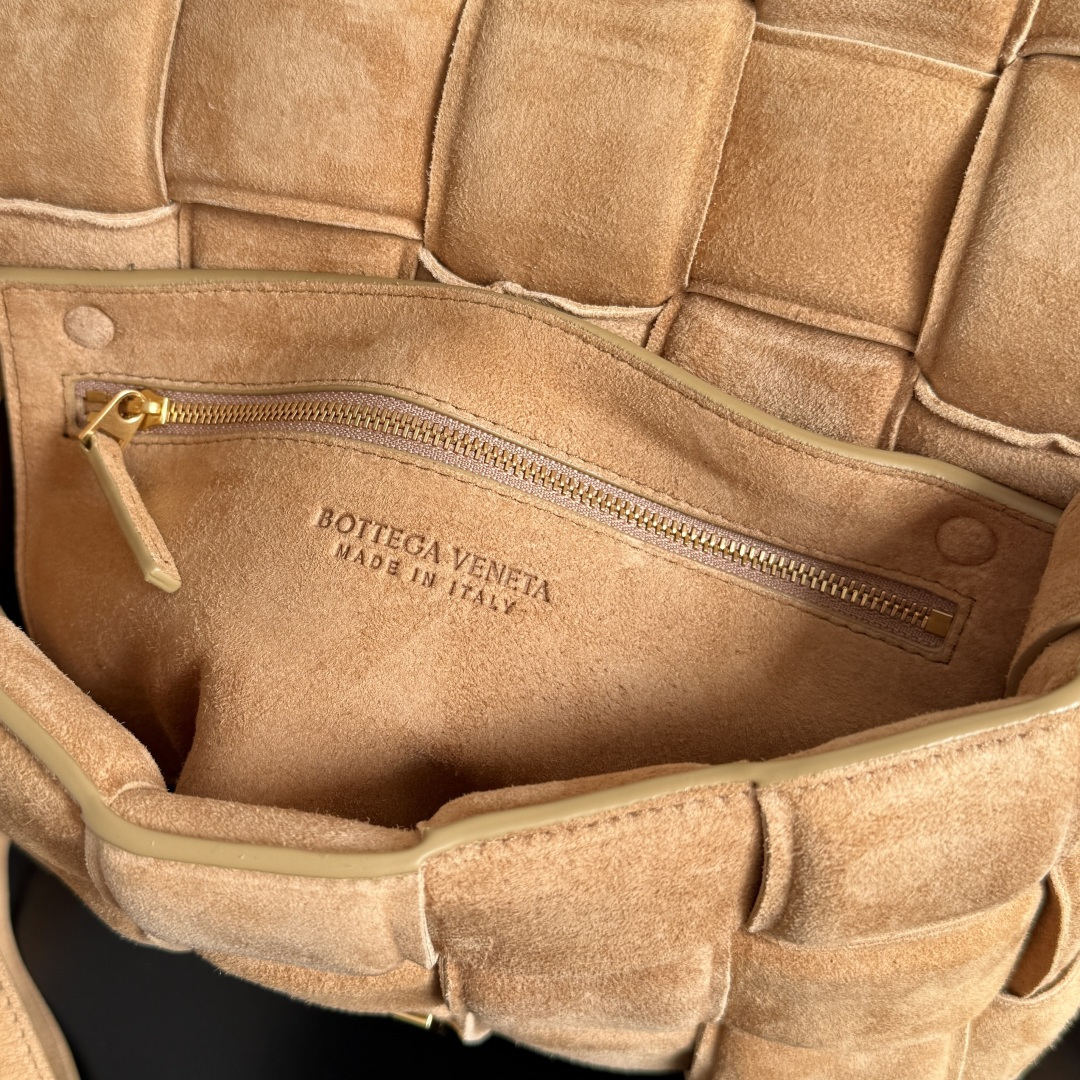 BV Cassette bag麂皮卡带包枕头包 胖胖的卡带超可爱，这一系列超级时髦洋气，手感软软的超好 