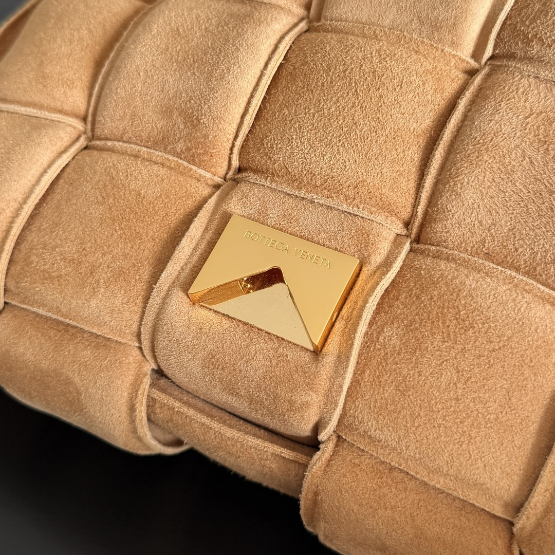 BV Cassette bag麂皮卡带包枕头包 胖胖的卡带超可爱，这一系列超级时髦洋气，手感软软的超好 