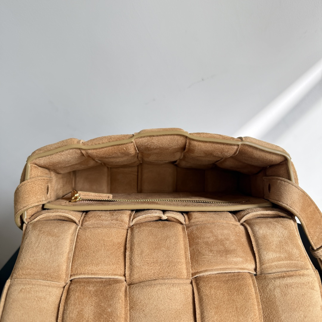 BV Cassette bag麂皮卡带包枕头包 胖胖的卡带超可爱，这一系列超级时髦洋气，手感软软的超好 