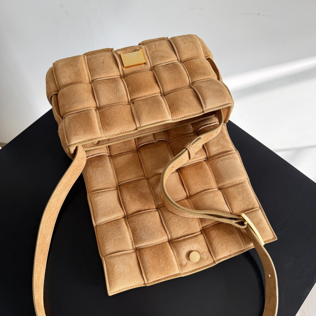 BV Cassette bag麂皮卡带包枕头包 胖胖的卡带超可爱，这一系列超级时髦洋气，手感软软的超好 