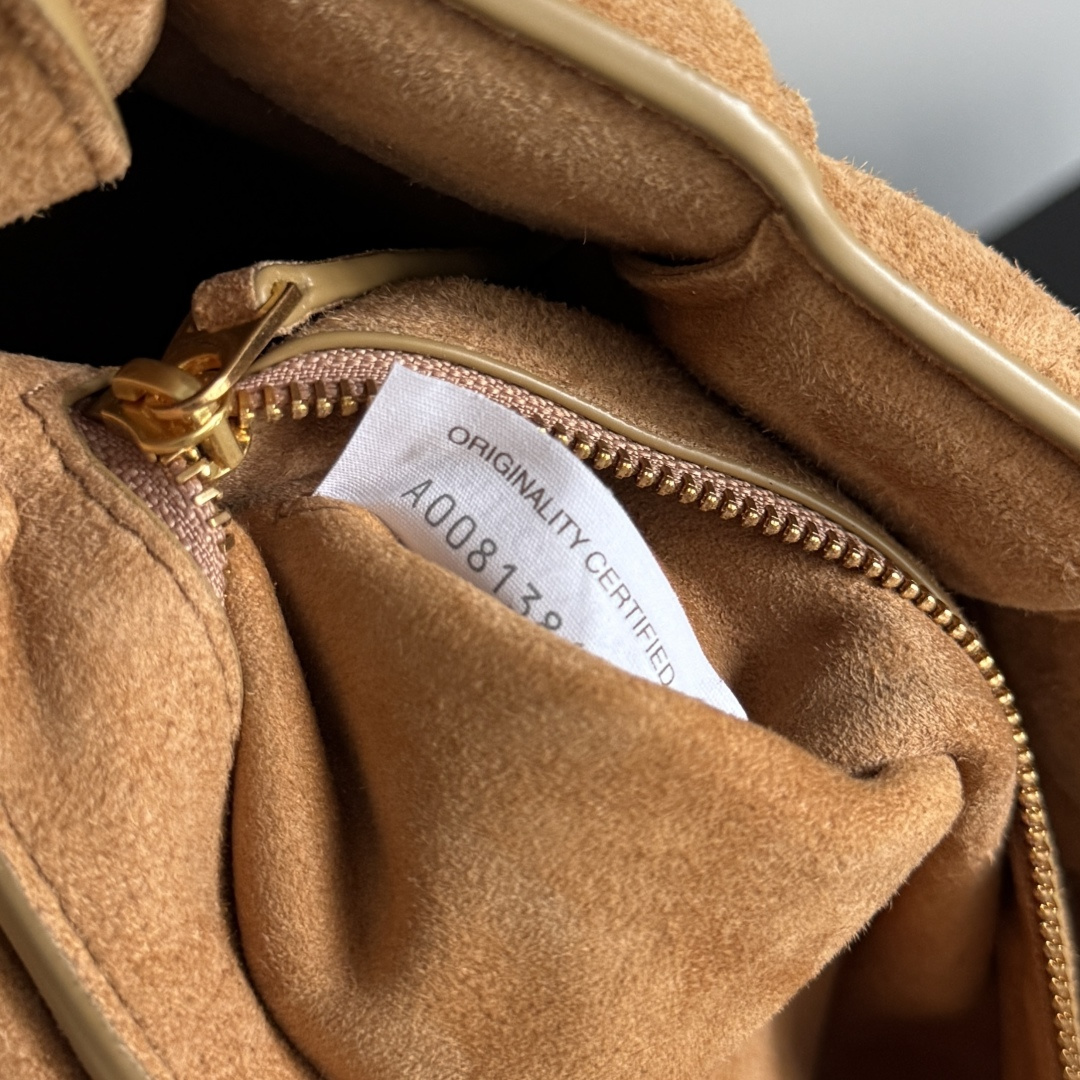 BV Cassette bag麂皮卡带包枕头包 胖胖的卡带超可爱，这一系列超级时髦洋气，手感软软的超好 