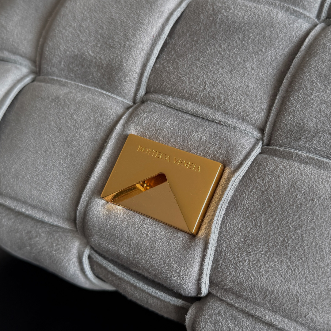 BV Cassette bag麂皮卡带包枕头包 胖胖的卡带超可爱，这一系列超级时髦洋气，手感软软的超好 