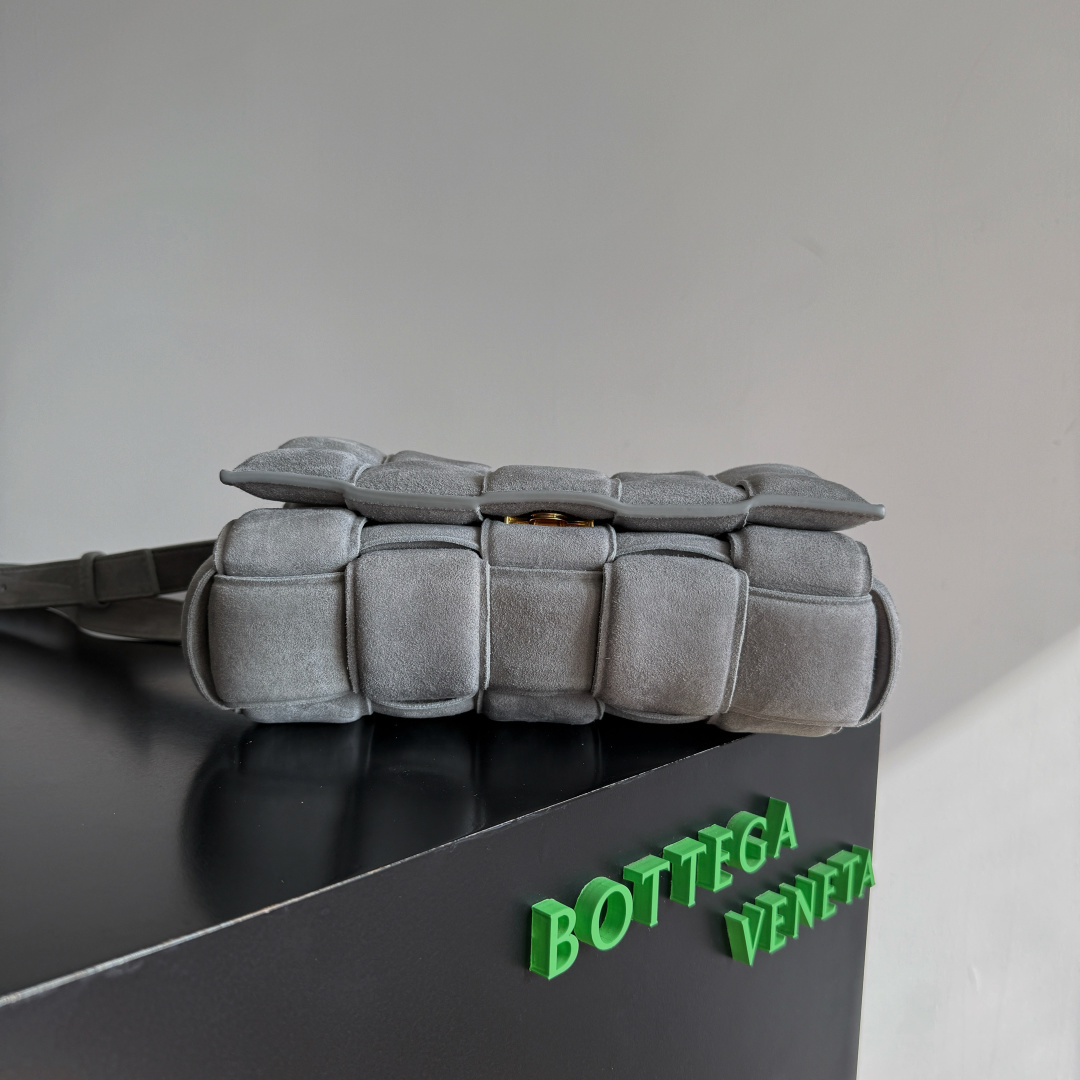 BV Cassette bag麂皮卡带包枕头包 胖胖的卡带超可爱，这一系列超级时髦洋气，手感软软的超好 