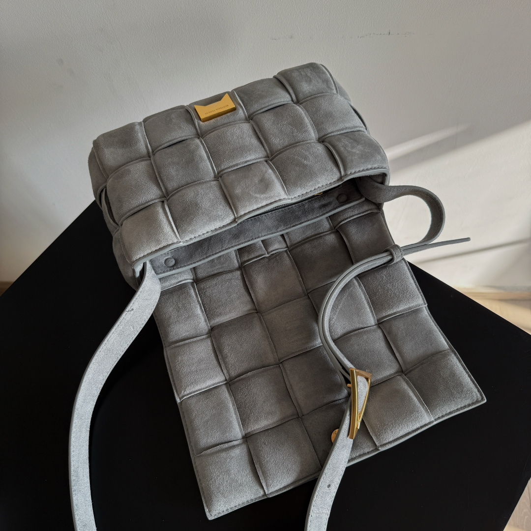 BV Cassette bag麂皮卡带包枕头包 胖胖的卡带超可爱，这一系列超级时髦洋气，手感软软的超好 