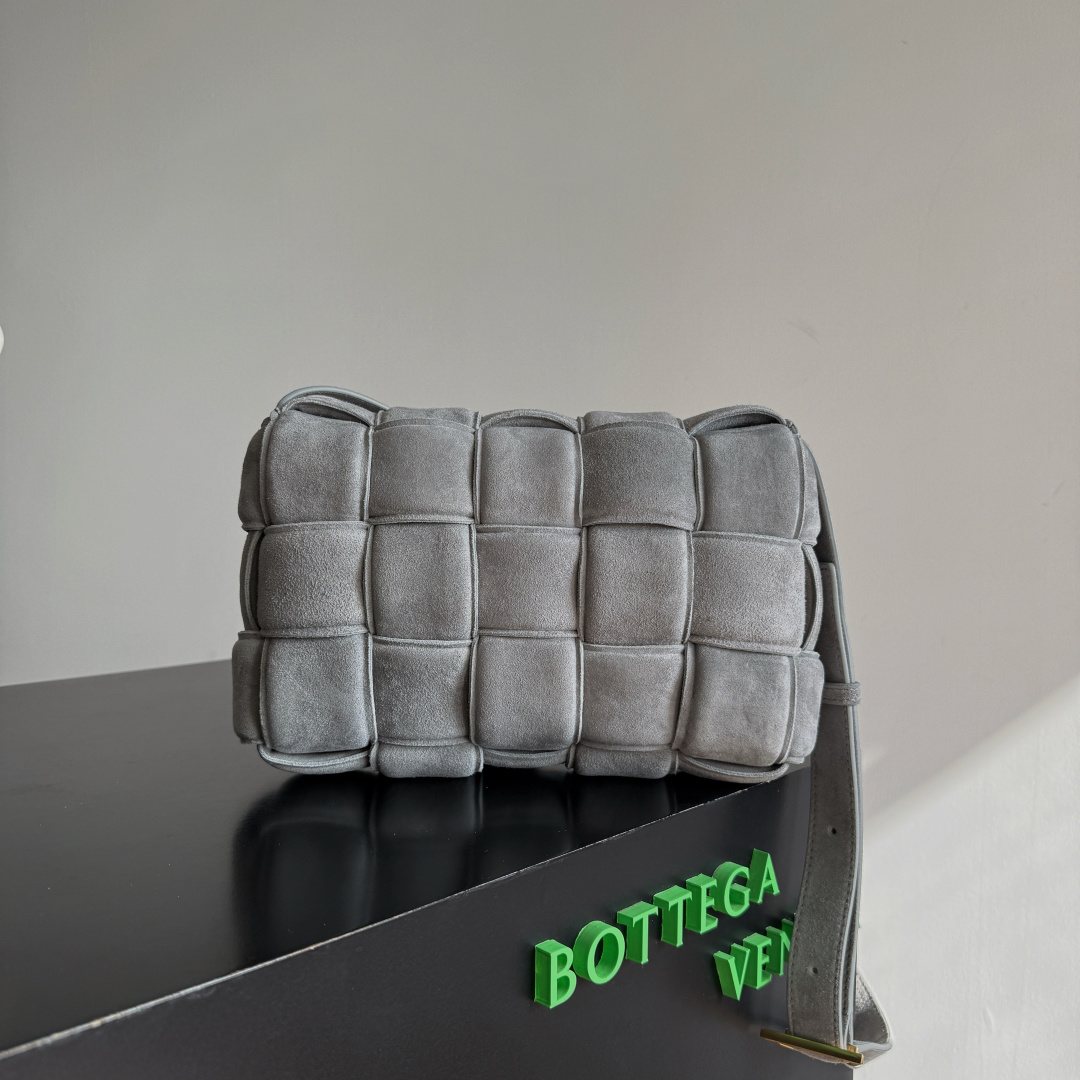 BV Cassette bag麂皮卡带包枕头包 胖胖的卡带超可爱，这一系列超级时髦洋气，手感软软的超好 