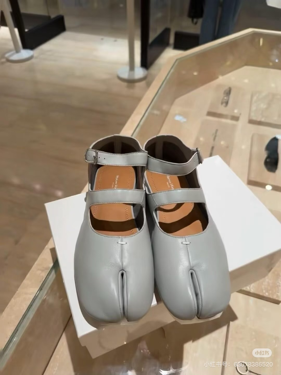 NO:906064,Glacier blue is the color of summer. It is very gentle when paired with skirts. It is casual when paired with pants. A must-have for fashionistas. Split-toe shoes and skirts.19860909冰川蓝 夏天的颜色 配裙子很温柔,配裤子随性 时髦精必入,分趾鞋,skirts,Women's Shoes
