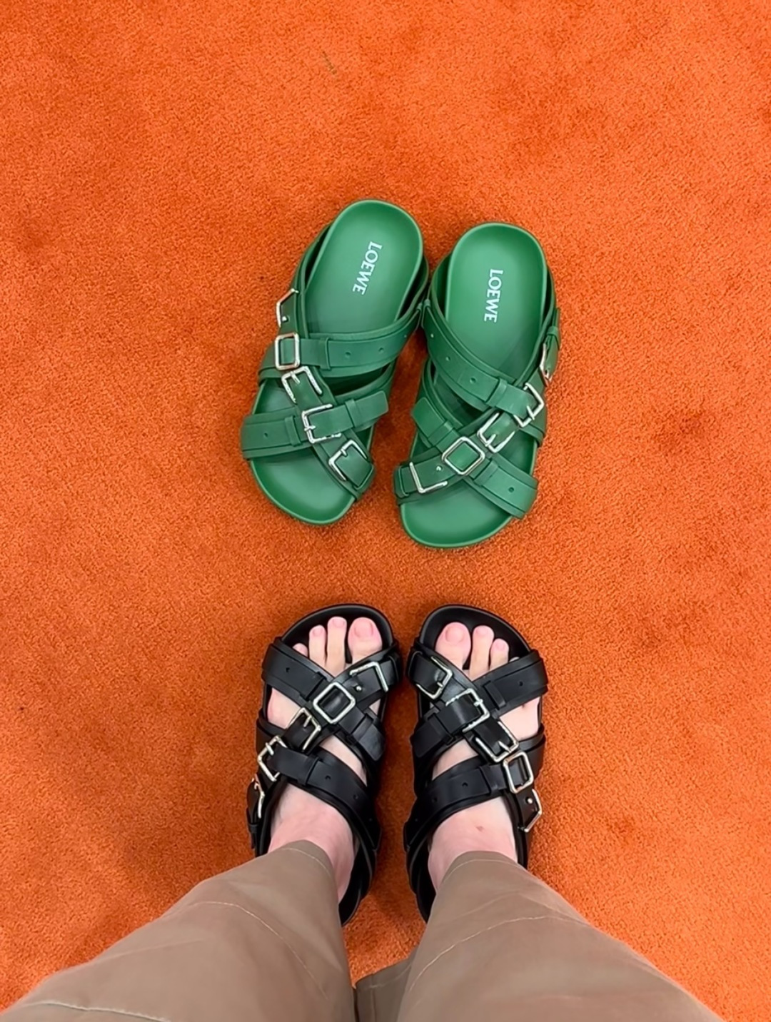 NO:906022,LOEWE｜The upper feet look so white ~ It brings a relaxed atmosphere for vacation. It looks good with long skirts, jeans, shorts and wide pants. Slippers, loewe, slippers, skirts, shorts, jeans19860909LOEWE｜ 上脚好显白～自带度假配松驰氛围 搭配半身长裙 牛仔裤,短裤 阔裤都很好看,拖鞋,loewe,slippers,skirts,shorts,jeans,Women's Shoes