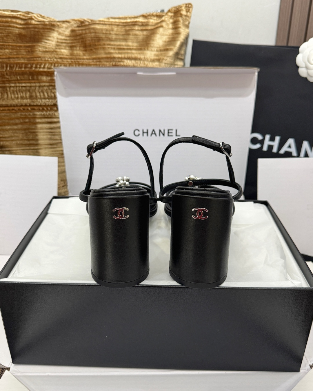 샤넬 카멜리아 라인스톤 장식 하이힐 샌들 26C 98258 이미지 8