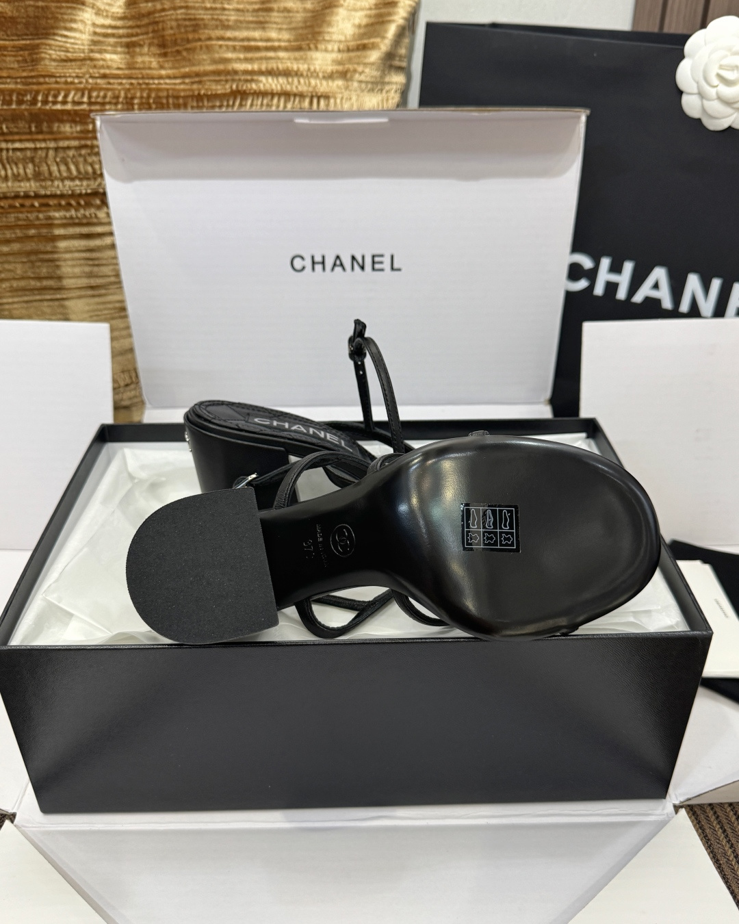 샤넬 카멜리아 라인스톤 장식 하이힐 샌들 26C 98258 이미지 9