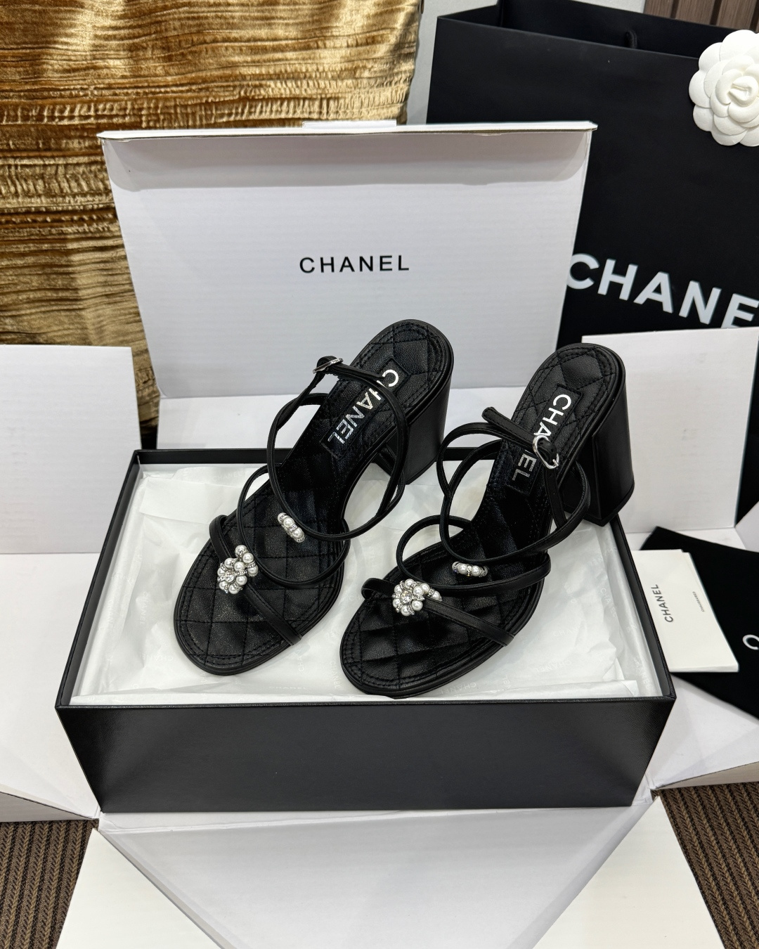 샤넬 카멜리아 라인스톤 장식 하이힐 샌들 26C 98258 이미지 3