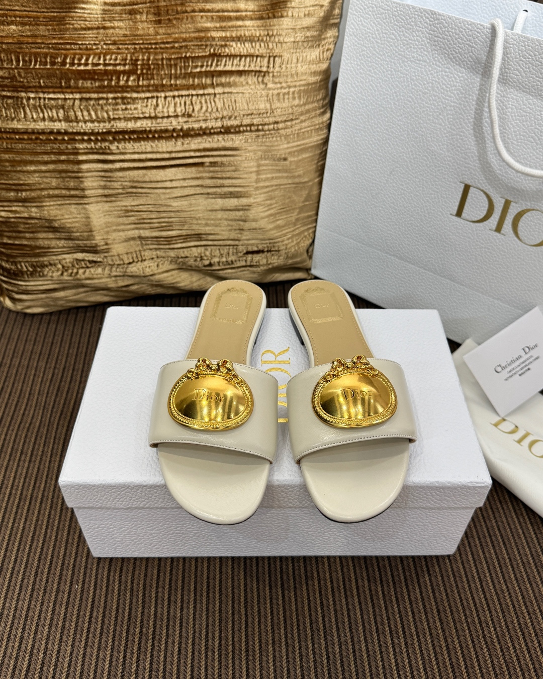 Женские сандалии Dior с металлическим декором