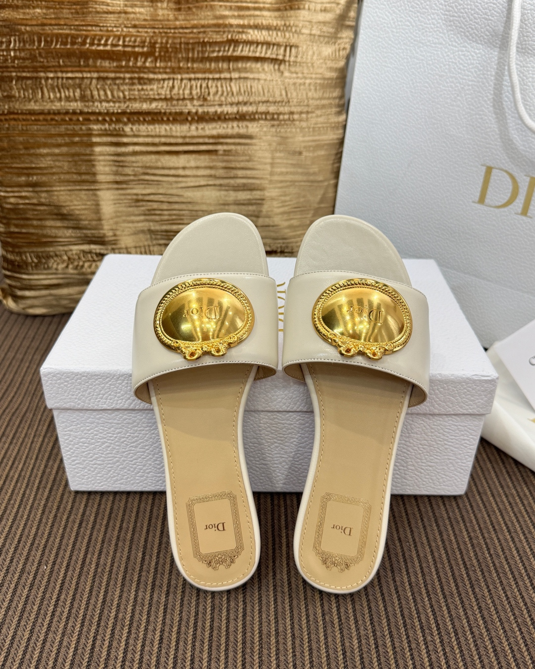 Женские сандалии Dior с металлическим декором