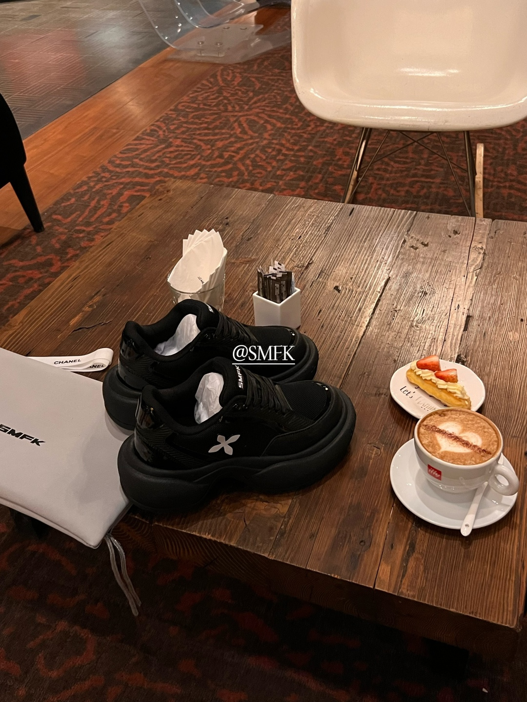 NO:726052,/ Thick-soled hot girl dad shoes Cross-flowered dad shoes have been a hot topic since the new product was revealed. The foot shape is huge and super tall. The shoes are not particularly heavy, and you will not be tired when you run wild. The top version of the original version was purchased, developed, and manufactured. The original mold is re-engraved in 11 times. All materials and processes are completely in accordance with the original version, and the craftsmanship deepens the texture and details!  Fabric original imported technical fabric + breathable mesh lining original customized breathable mesh lining original outsole sole thickness about 5cm, casual shoes/sports shoes, sneakers19860909/ 厚底辣妹老爹鞋 十字花老爹鞋从新品曝光的时候就已经问爆了上 脚版型巨正←超扱増高哦 鞋子也不会特别的重,暴 走也不会累每 顶级版本原版购入开发做货原版开模11复刻,所有材质、工艺完全遵循原版,重工打造,工艺深化质感和细节！面料原版进口科技面料+透气网面 内里原版定制透气网里 鞋底原版大底 底厚约5cm,休闲鞋/运动鞋,sneakers,Women's Shoes