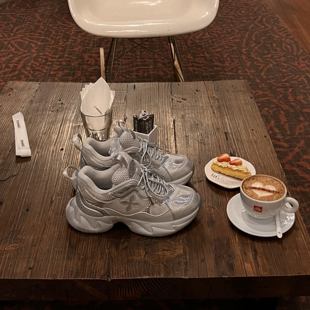 NO:726038,Future City Thick-soled Hot Girl Dad Shoes Cross-Flat Dad Shoes have been a hot topic since the new product was revealed. The foot shape is huge and super tall. The shoes are not particularly heavy, and you will not be tired when walking. The top version of the original version was purchased, developed and made, and the original mold was opened and re-engraved in 11. All materials and processes are completely in accordance with the original version. It is made with heavy work and the process deepens the texture and details!  Fabric original imported technical fabric + breathable mesh lining original customized breathable mesh lining original outsole sole thickness 3-4cm, casual shoes/sports shoes, sneakers19860909未来城市 厚底辣妹老爹鞋 十字花老爹鞋从新品曝光的时候就已经问爆了上 脚版型巨正←超扱増高哦 鞋子也不会特别的重,暴 走也不会累每 顶级版本原版购入开发做货原版开模11复刻,所有材质、工艺完全遵循原版,重工打造,工艺深化质感和细节！面料原版进口科技面料+透气网面 内里原版定制透气网里 鞋底原版大底 底厚 3-4cm,休闲鞋/运动鞋,sneakers,Women's Shoes