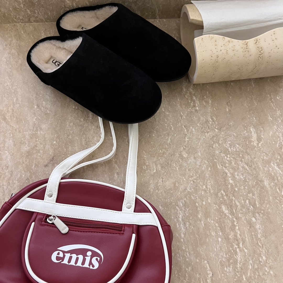 期待已久的𝐮𝐠𝐠小土豆新品速递一脚蹬懒人鞋王来了👠经典栗色➕奶油黄色+炫酷黑色配西装裤干练，搭牛仔裤随性