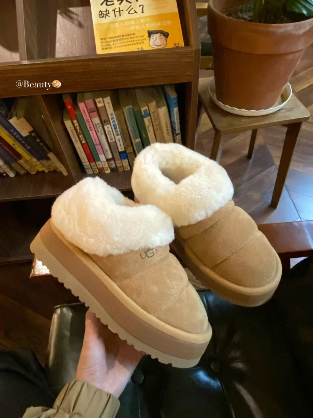 𝐮𝐠.𝐠塔茨丽塔 肉乎儿毛毛虫不知道这个名字叫错没小毛毛虫🐛真是名副其实的肉乎儿可爱！室内外的颜色略有不