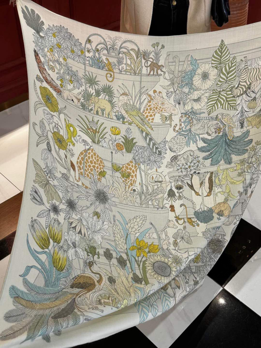 上新❤️。【手提行李】 上新中~这款“手提行李”的款式花色也还是比较经典的颜色色也很秋冬。创作渊源从委内