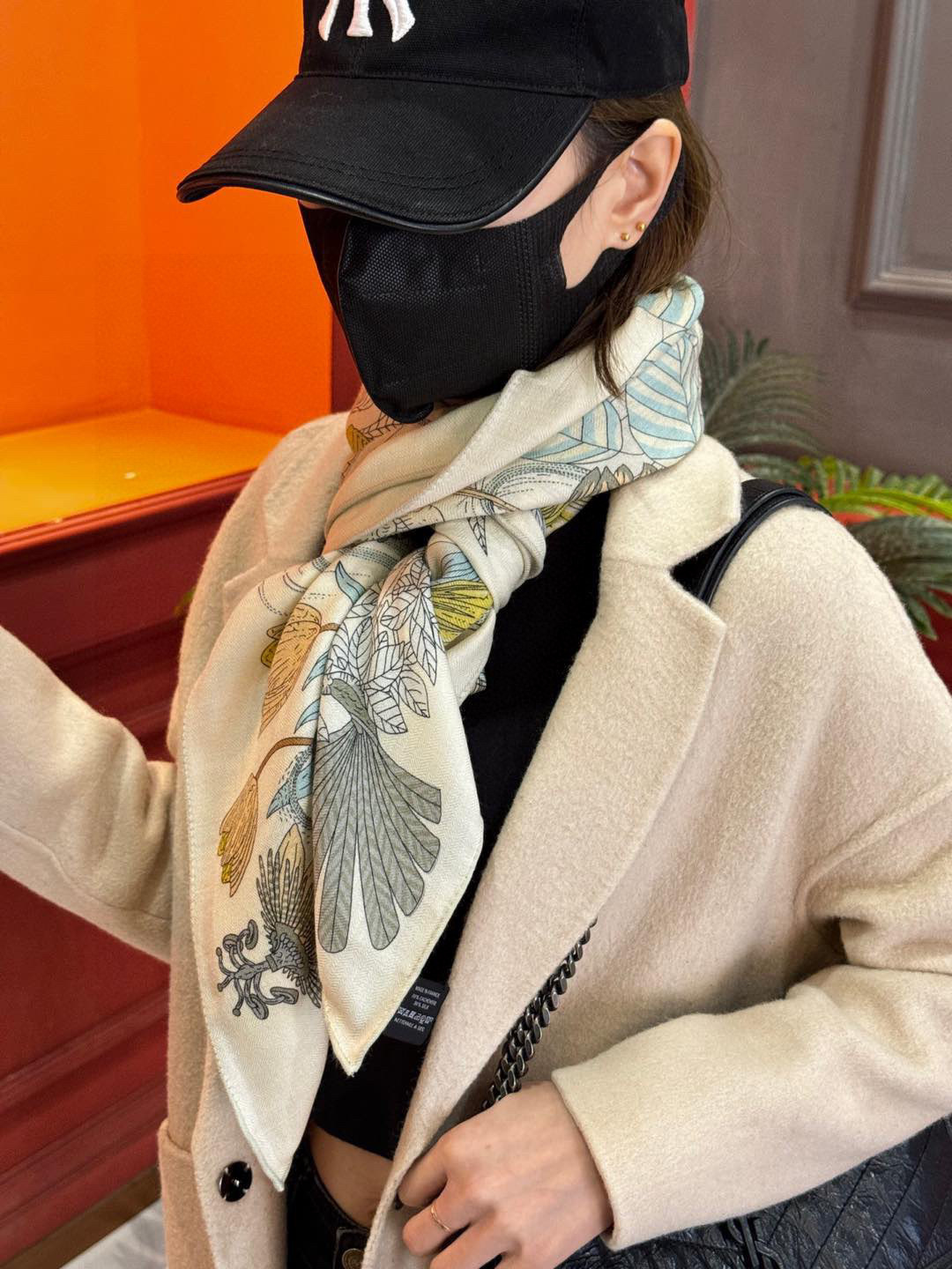 P225
上新❤️。【手提行李】
上新中~
这款“手提行李”的款式花色也还是比较经典的颜色色也很秋冬。
创作渊源
从委内瑞拉、墨西哥到法国,罗莎•玛丽亚 •温达 苏基 (Rosa Maria Unda Souki) 将一身家当装进行李箱,每件都是心爱至宝:鞋履、彩色粉笔、彩色铅筆、耳环,以及一管管颜料。她随身带着几本诗集和一张地铁票,这张票酷似她童年时在加拉加斯使用的地铁票。自由不羁的花草、各式羽毛和一只风筝从这私密的情境中逐一浮现。当然.她还怀揣着无尽的梦想。
这款爱马仕的经典单品展现强大而迷人的女性魅力精髓。诠释无限的情感和自由,以别样方式书写个性叙事。
法国制造。
设计师 罗莎 •玛丽亚 •温达 •苏基 (Rosa Maria
Unda Souki)