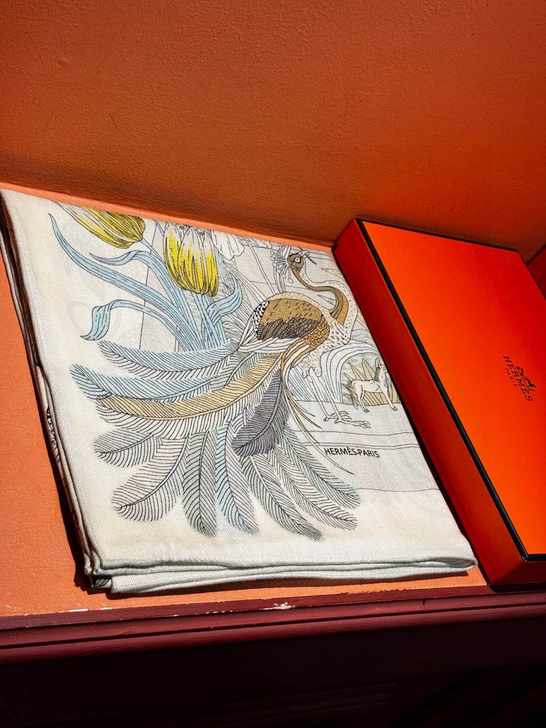 上新❤️。【手提行李】 上新中~这款“手提行李”的款式花色也还是比较经典的颜色色也很秋冬。创作渊源从委内