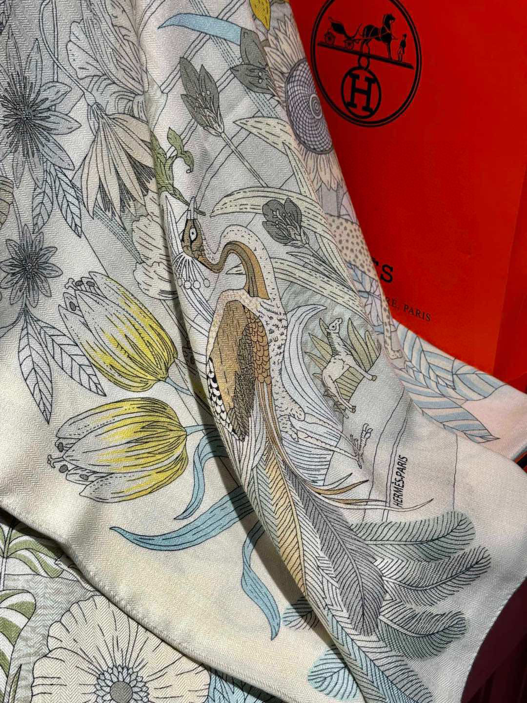 上新❤️。【手提行李】 上新中~这款“手提行李”的款式花色也还是比较经典的颜色色也很秋冬。创作渊源从委内