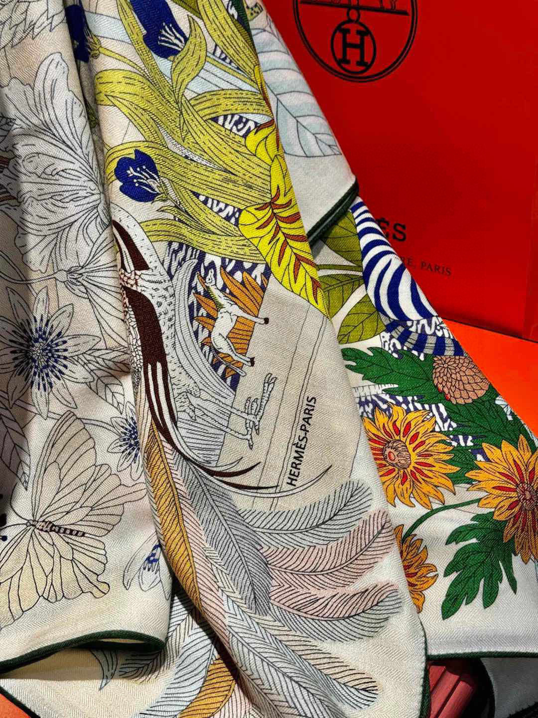 上新❤️。【手提行李】 上新中~这款“手提行李”的款式花色也还是比较经典的颜色色也很秋冬。创作渊源从委内