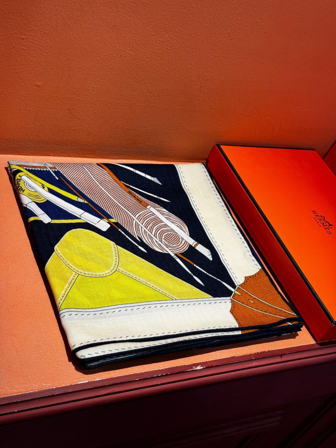 P225
上新❤️。【手提行李】
上新中~
这款“手提行李”的款式花色也还是比较经典的颜色色也很秋冬。
创作渊源
从委内瑞拉、墨西哥到法国,罗莎•玛丽亚 •温达 苏基 (Rosa Maria Unda Souki) 将一身家当装进行李箱,每件都是心爱至宝:鞋履、彩色粉笔、彩色铅筆、耳环,以及一管管颜料。她随身带着几本诗集和一张地铁票,这张票酷似她童年时在加拉加斯使用的地铁票。自由不羁的花草、各式羽毛和一只风筝从这私密的情境中逐一浮现。当然.她还怀揣着无尽的梦想。
这款爱马仕的经典单品展现强大而迷人的女性魅力精髓。诠释无限的情感和自由,以别样方式书写个性叙事。
法国制造。
设计师 罗莎 •玛丽亚 •温达 •苏基 (Rosa Maria
Unda Souki)