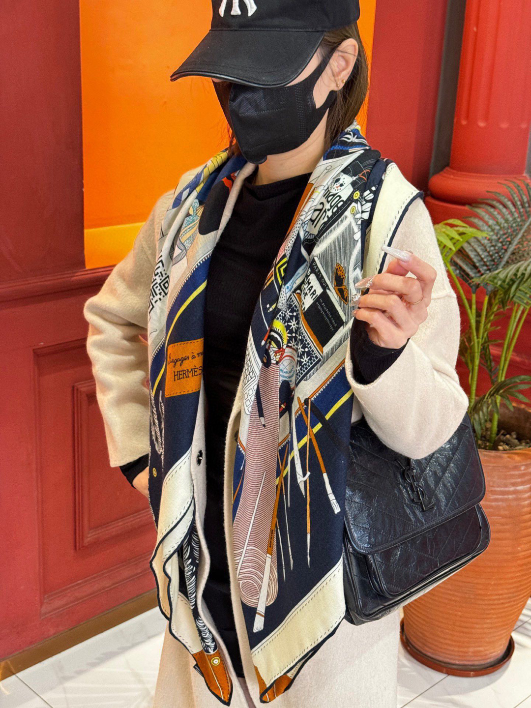 P225
上新❤️。【手提行李】
上新中~
这款“手提行李”的款式花色也还是比较经典的颜色色也很秋冬。
创作渊源
从委内瑞拉、墨西哥到法国,罗莎•玛丽亚 •温达 苏基 (Rosa Maria Unda Souki) 将一身家当装进行李箱,每件都是心爱至宝:鞋履、彩色粉笔、彩色铅筆、耳环,以及一管管颜料。她随身带着几本诗集和一张地铁票,这张票酷似她童年时在加拉加斯使用的地铁票。自由不羁的花草、各式羽毛和一只风筝从这私密的情境中逐一浮现。当然.她还怀揣着无尽的梦想。
这款爱马仕的经典单品展现强大而迷人的女性魅力精髓。诠释无限的情感和自由,以别样方式书写个性叙事。
法国制造。
设计师 罗莎 •玛丽亚 •温达 •苏基 (Rosa Maria
Unda Souki)