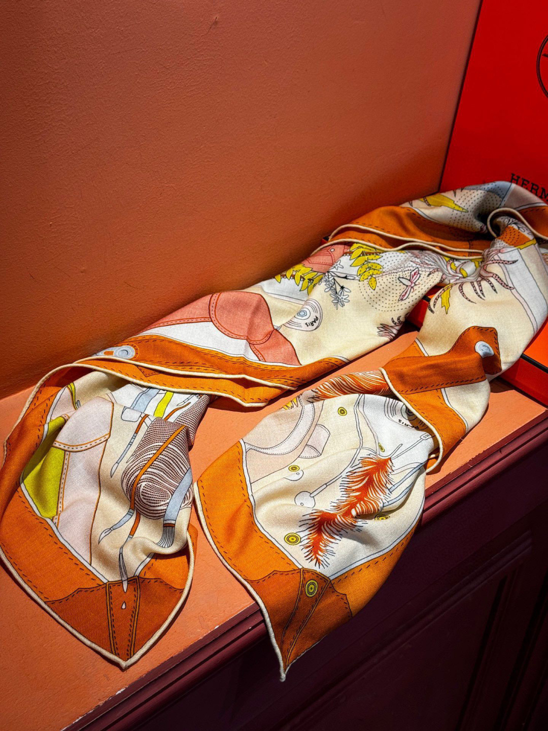 上新❤️。【手提行李】 上新中~这款“手提行李”的款式花色也还是比较经典的颜色色也很秋冬。创作渊源从委内