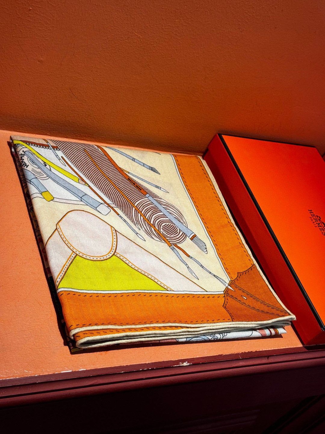 P225
上新❤️。【手提行李】
上新中~
这款“手提行李”的款式花色也还是比较经典的颜色色也很秋冬。
创作渊源
从委内瑞拉、墨西哥到法国,罗莎•玛丽亚 •温达 苏基 (Rosa Maria Unda Souki) 将一身家当装进行李箱,每件都是心爱至宝:鞋履、彩色粉笔、彩色铅筆、耳环,以及一管管颜料。她随身带着几本诗集和一张地铁票,这张票酷似她童年时在加拉加斯使用的地铁票。自由不羁的花草、各式羽毛和一只风筝从这私密的情境中逐一浮现。当然.她还怀揣着无尽的梦想。
这款爱马仕的经典单品展现强大而迷人的女性魅力精髓。诠释无限的情感和自由,以别样方式书写个性叙事。
法国制造。
设计师 罗莎 •玛丽亚 •温达 •苏基 (Rosa Maria
Unda Souki)