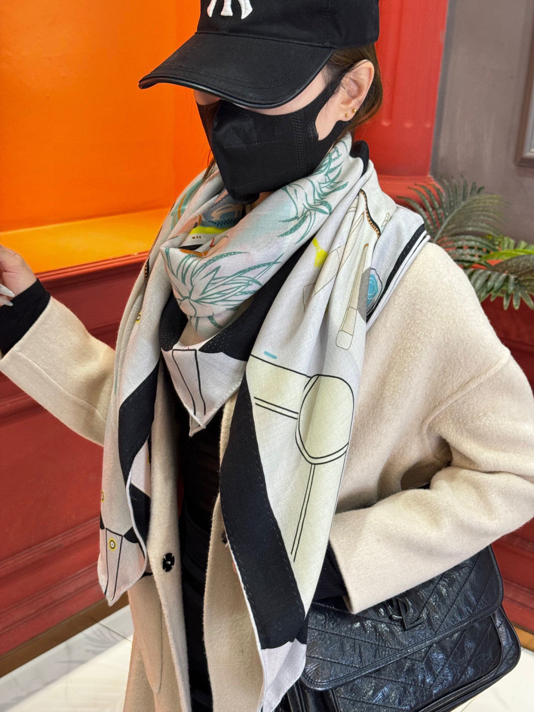 P225
上新❤️。【手提行李】
上新中~
这款“手提行李”的款式花色也还是比较经典的颜色色也很秋冬。
创作渊源
从委内瑞拉、墨西哥到法国,罗莎•玛丽亚 •温达 苏基 (Rosa Maria Unda Souki) 将一身家当装进行李箱,每件都是心爱至宝:鞋履、彩色粉笔、彩色铅筆、耳环,以及一管管颜料。她随身带着几本诗集和一张地铁票,这张票酷似她童年时在加拉加斯使用的地铁票。自由不羁的花草、各式羽毛和一只风筝从这私密的情境中逐一浮现。当然.她还怀揣着无尽的梦想。
这款爱马仕的经典单品展现强大而迷人的女性魅力精髓。诠释无限的情感和自由,以别样方式书写个性叙事。
法国制造。
设计师 罗莎 •玛丽亚 •温达 •苏基 (Rosa Maria
Unda Souki)