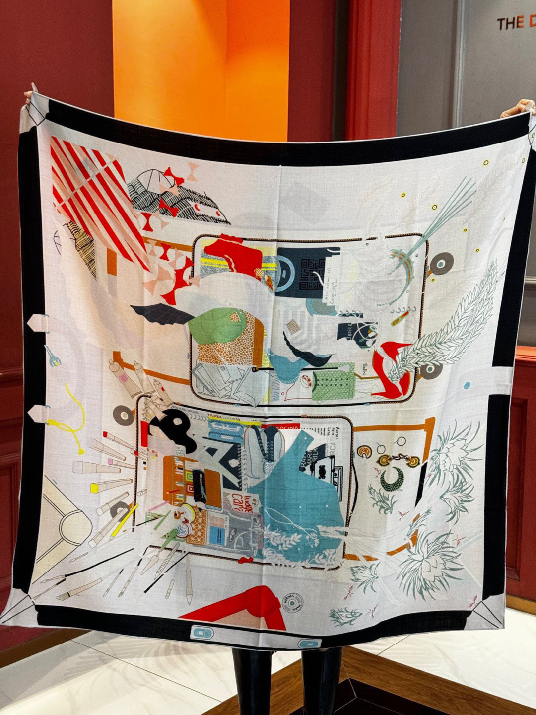 上新❤️。【手提行李】 上新中~这款“手提行李”的款式花色也还是比较经典的颜色色也很秋冬。创作渊源从委内