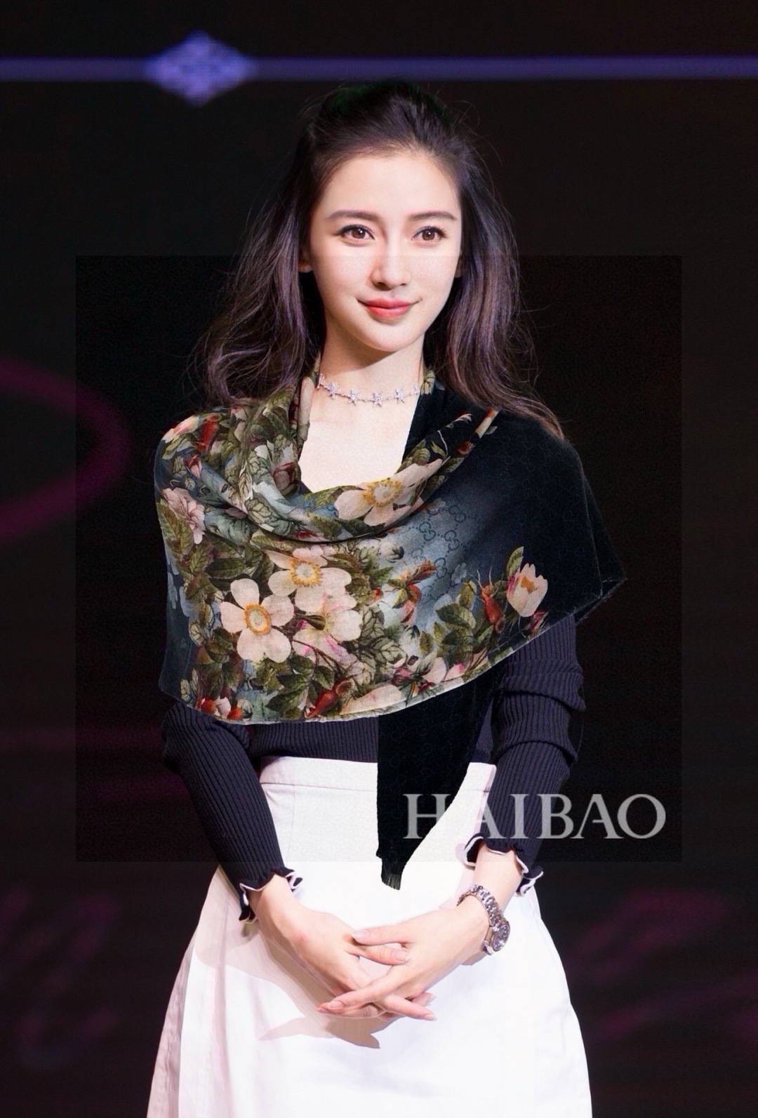 💟秀外慧中,美到过分❗️上身效果疯狂的喜欢❗️Gucci New~300支高端戒指绒!真心美爆了的设计,这个花卉元素真的好高级,稳重优雅女人味❗️四个色也是非常适合日搭的配色 ️实物很美好.baby cashmere ️高端羊绒,面料柔软,印染精细,质感轻松穿过丝巾扣,高端品质❗️轻薄的感觉非常舒适.夏天旅游空调房必须来条.冬天更美.手慢无🌟110*200顶级进口300纯羊绒戒指绒长巾,四个色.