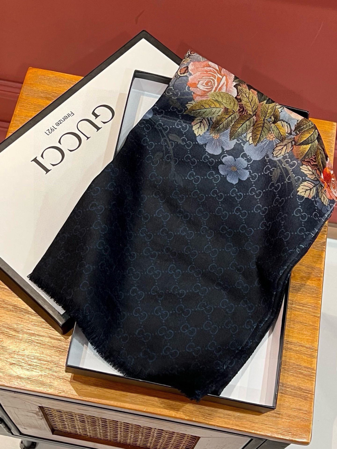 💟秀外慧中,美到过分❗️上身效果疯狂的喜欢❗️Gucci New~300支高端戒指绒!真心美爆了的设计,这个花卉元素真的好高级,稳重优雅女人味❗️四个色也是非常适合日搭的配色 ️实物很美好.baby cashmere ️高端羊绒,面料柔软,印染精细,质感轻松穿过丝巾扣,高端品质❗️轻薄的感觉非常舒适.夏天旅游空调房必须来条.冬天更美.手慢无🌟110*200顶级进口300纯羊绒戒指绒长巾,四个色.
