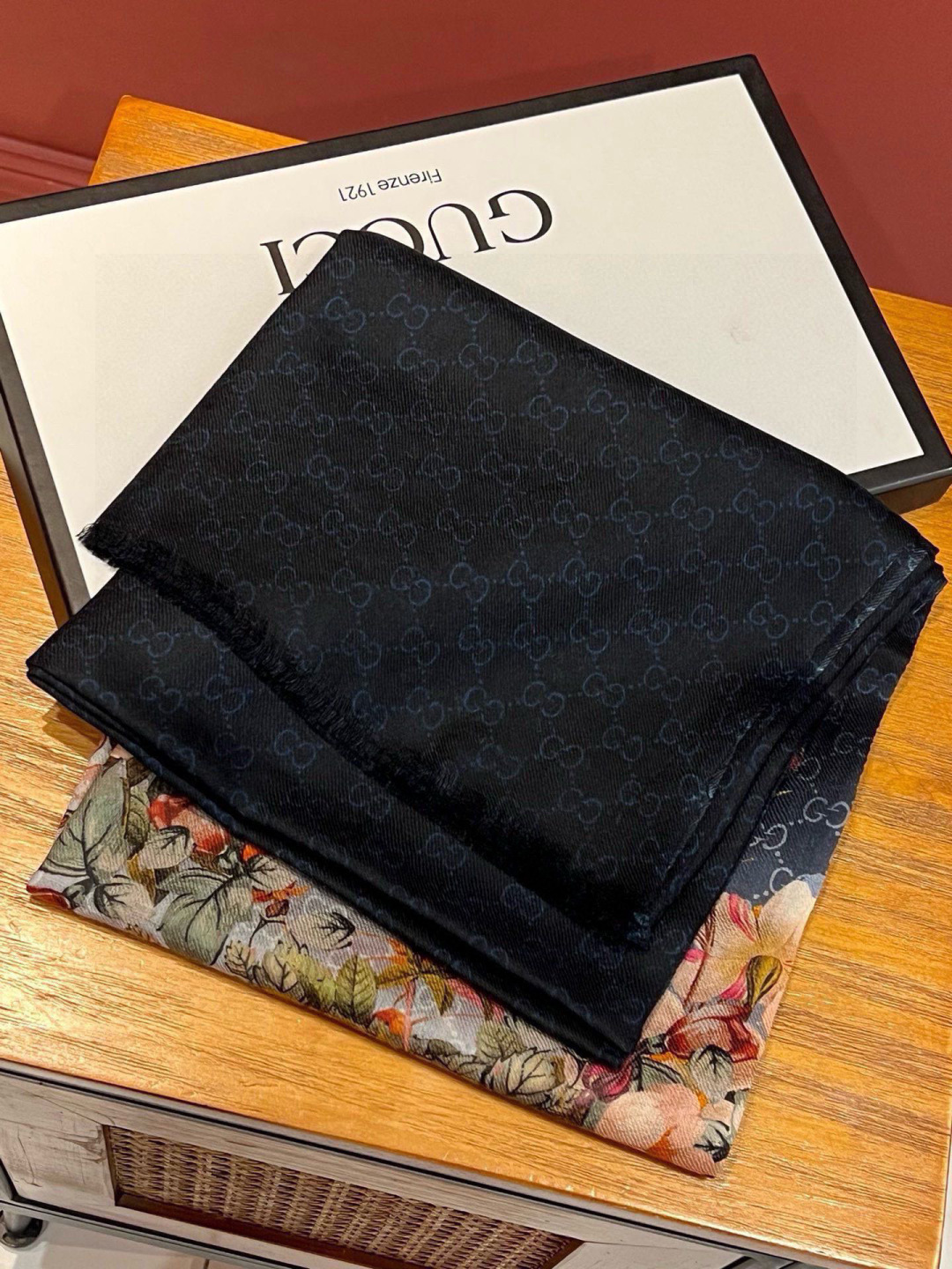 💟秀外慧中,美到过分❗️上身效果疯狂的喜欢❗️Gucci New~300支高端戒指绒!真心美爆了的设计,这个花卉元素真的好高级,稳重优雅女人味❗️四个色也是非常适合日搭的配色 ️实物很美好.baby cashmere ️高端羊绒,面料柔软,印染精细,质感轻松穿过丝巾扣,高端品质❗️轻薄的感觉非常舒适.夏天旅游空调房必须来条.冬天更美.手慢无🌟110*200顶级进口300纯羊绒戒指绒长巾,四个色.