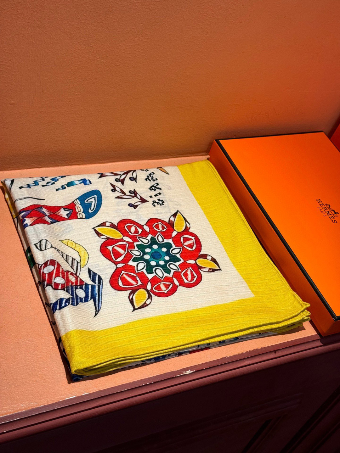 【双面同色】原单爱马仕140cm丝绒方巾💕 甜蜜的鞍具，装饰家芳登和佩西耶设计的一款餐盘增添骑士般的浪漫