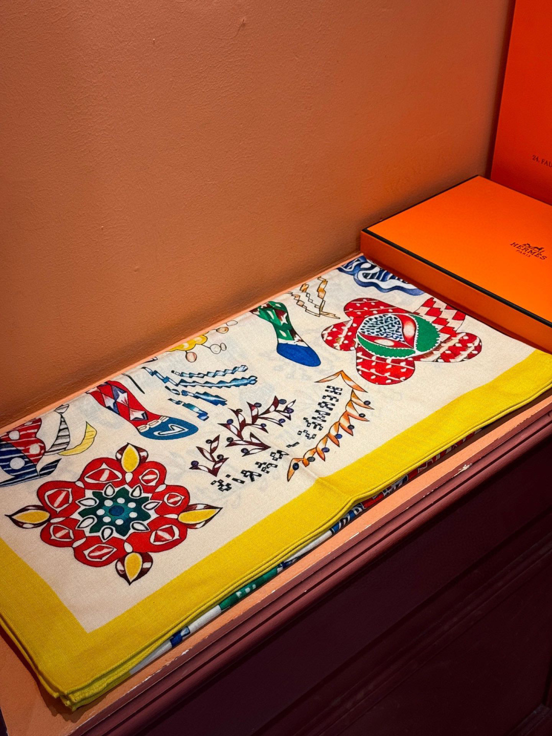 【双面同色】原单爱马仕140cm丝绒方巾💕 甜蜜的鞍具，装饰家芳登和佩西耶设计的一款餐盘增添骑士般的浪漫