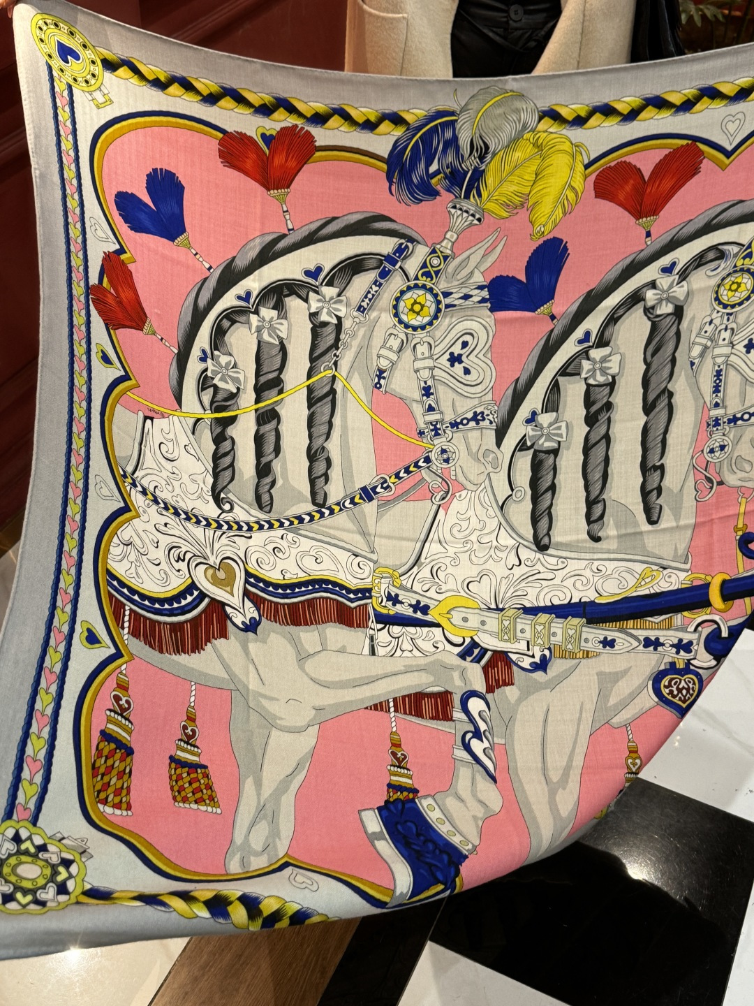 【双面同色】原单爱马仕140cm丝绒方巾💕 甜蜜的鞍具，装饰家芳登和佩西耶设计的一款餐盘增添骑士般的浪漫