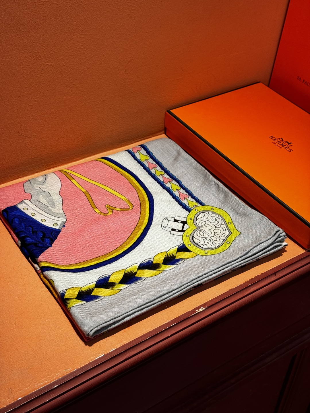 【双面同色】原单爱马仕140cm丝绒方巾💕 甜蜜的鞍具，装饰家芳登和佩西耶设计的一款餐盘增添骑士般的浪漫