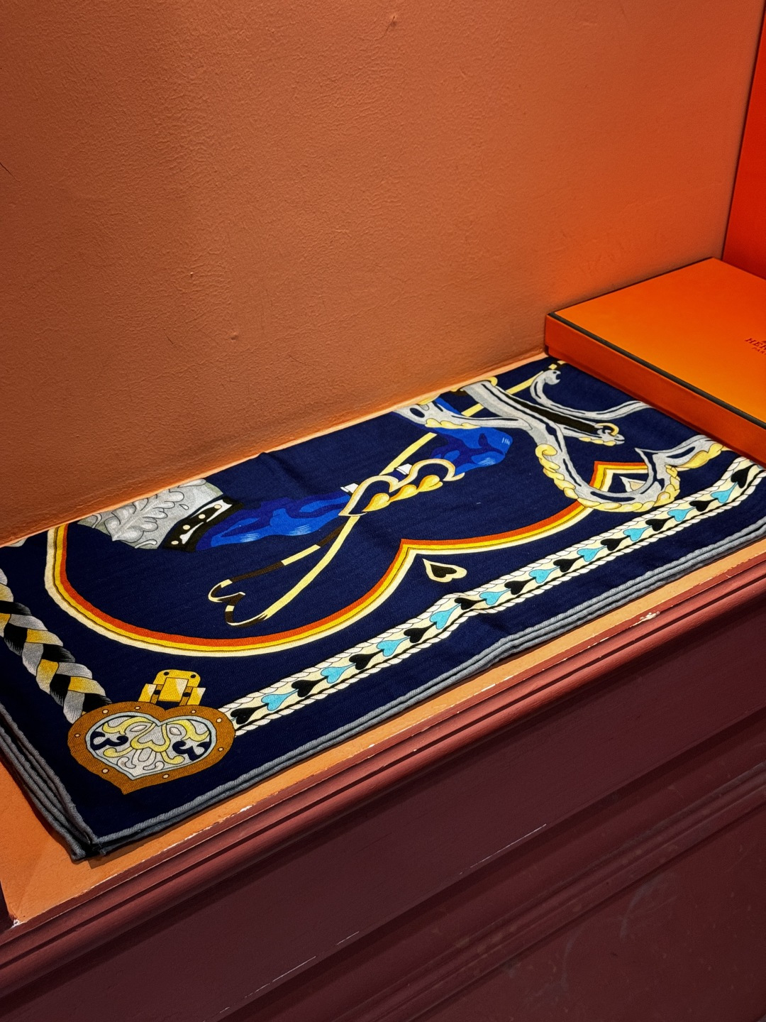 【双面同色】原单爱马仕140cm丝绒方巾💕 甜蜜的鞍具，装饰家芳登和佩西耶设计的一款餐盘增添骑士般的浪漫