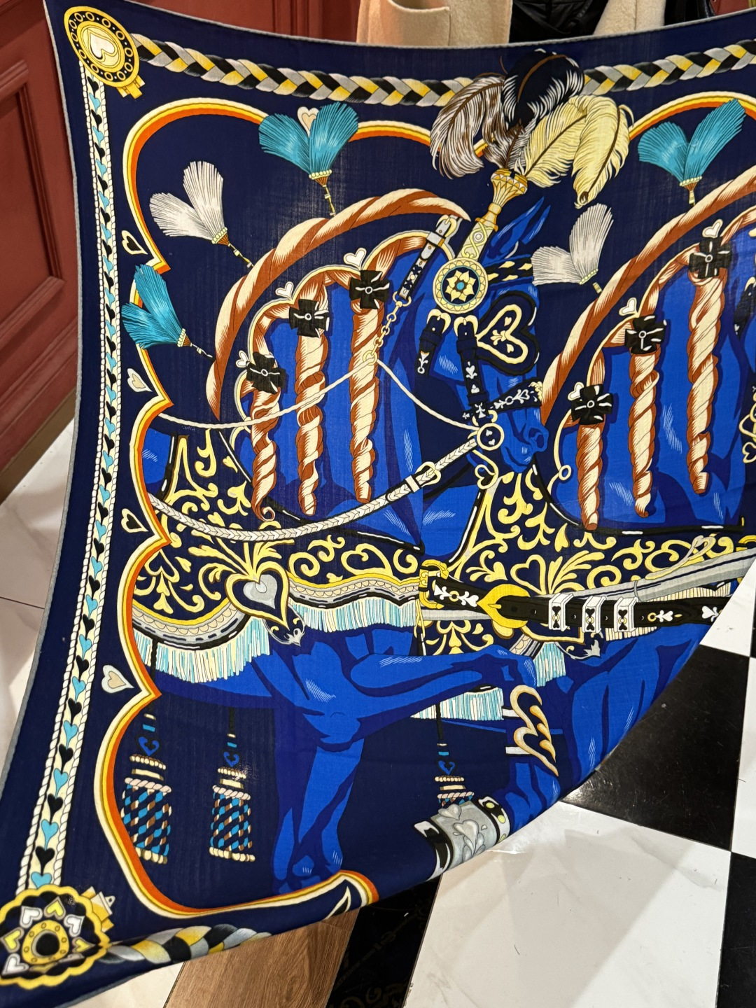 【双面同色】原单爱马仕140cm丝绒方巾💕 甜蜜的鞍具，装饰家芳登和佩西耶设计的一款餐盘增添骑士般的浪漫